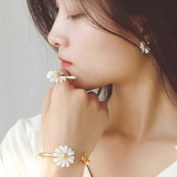 White Flower Bee Gold-plated Earrings